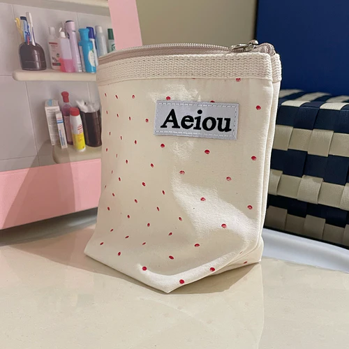 Aeiou Basic Pouch (M size) Red Fruits and Snow - Image 2